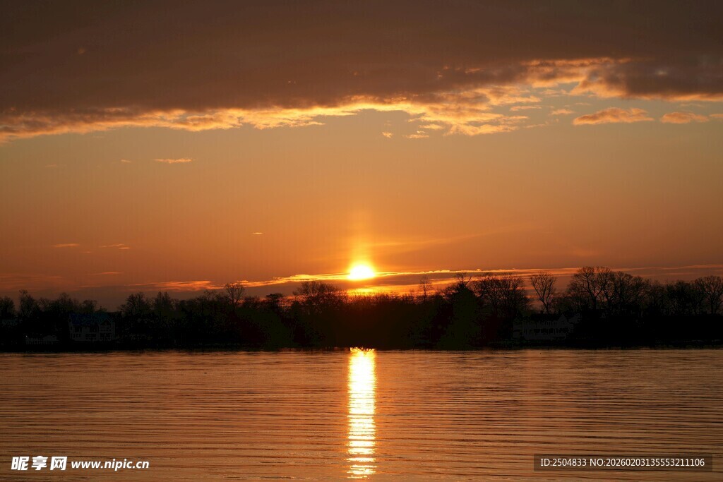 湖畔日落美景