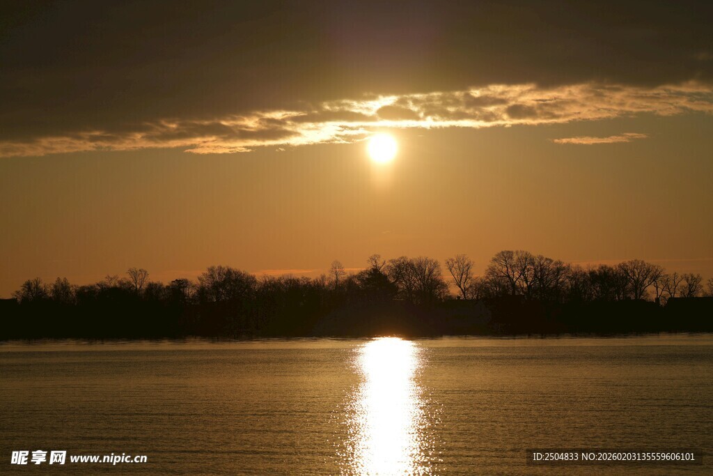 夕阳下的宁静湖面