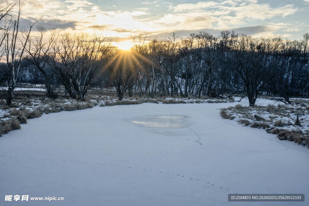 冬日夕阳下的冰封湖面