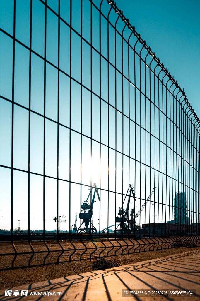 现代建筑前的机械景观