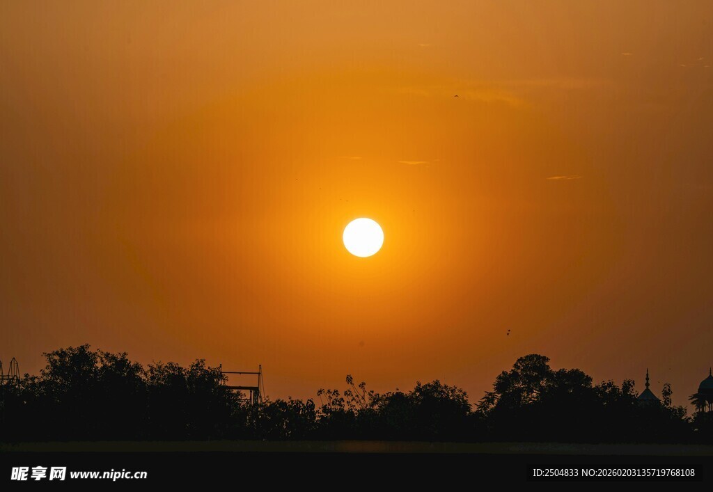 夕阳西下 天际金黄瞬间