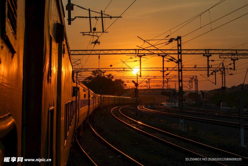 夕阳下的铁路与列车