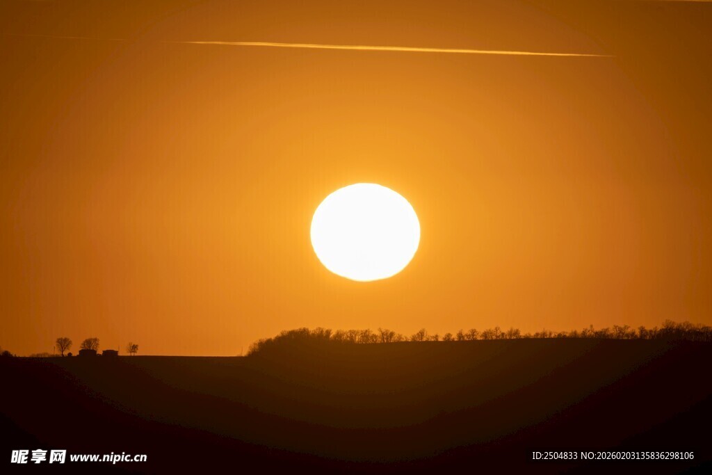 夕阳西下的美丽天际线