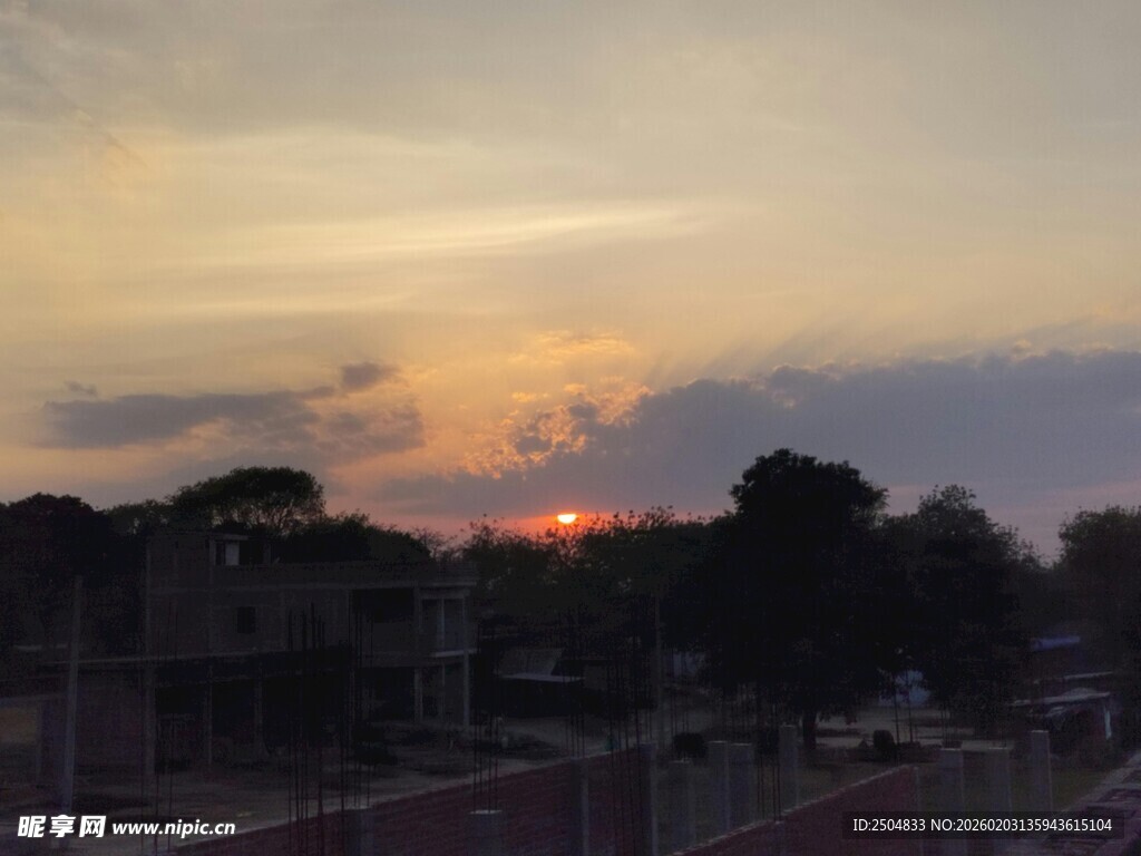 夕阳下的建筑景观