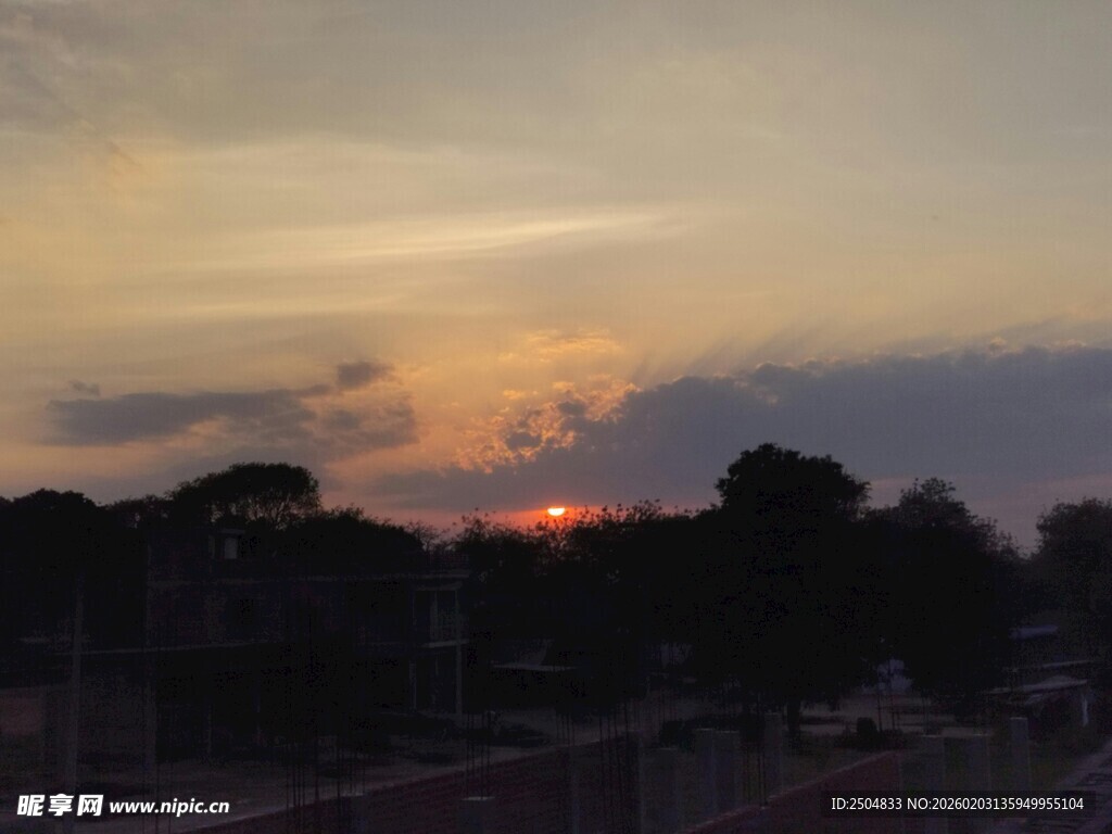 日落时分的城市天际线