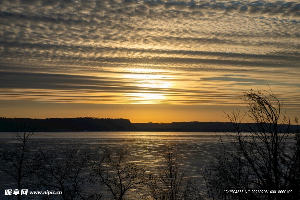 湖畔日落美景