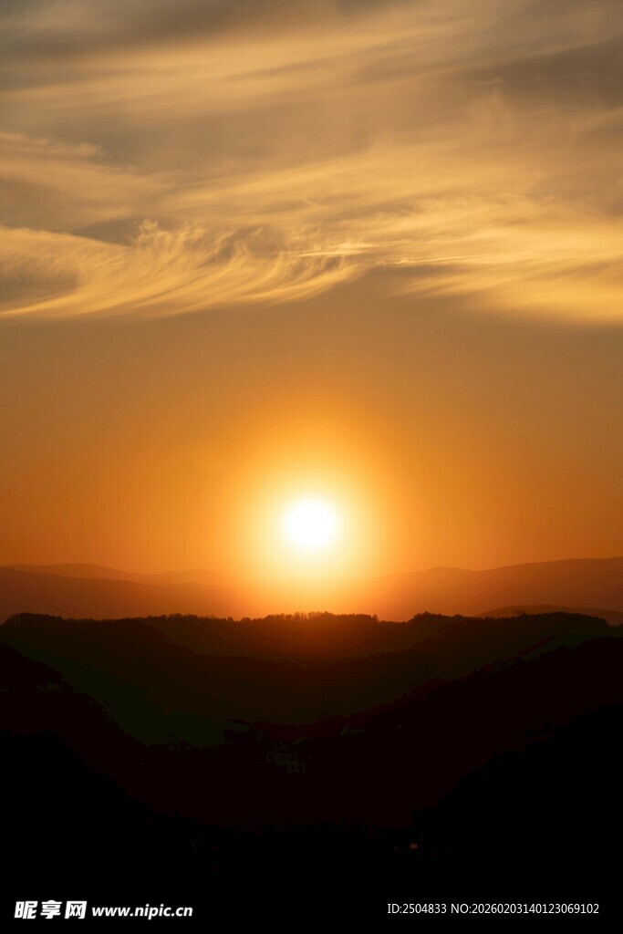 夕阳西下的壮丽天际