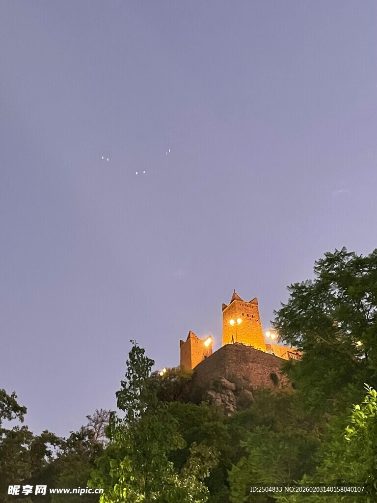 夜幕下的璀璨古建筑