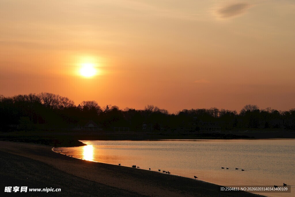 湖畔日落美景