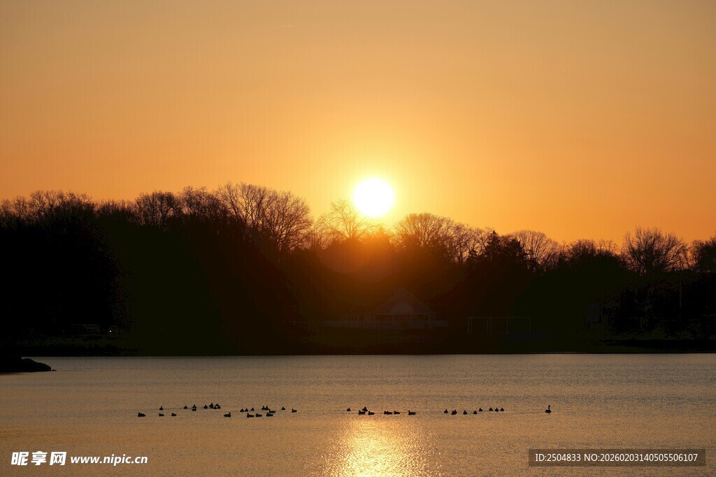 湖畔日落美景