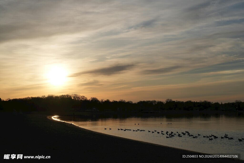 湖畔日落美景