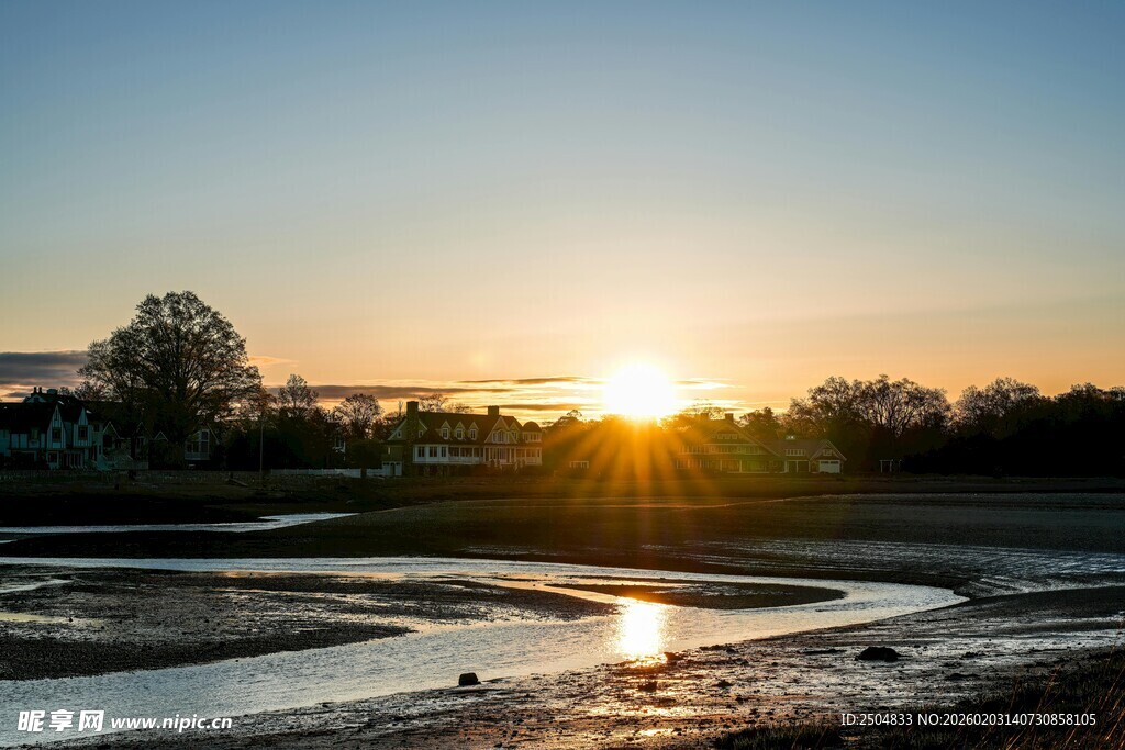 夕阳下的河畔美丽风光