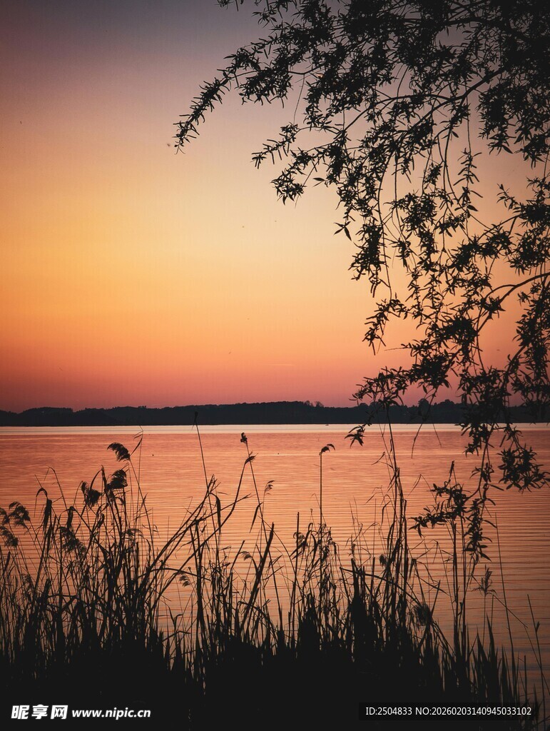 湖畔日落美景