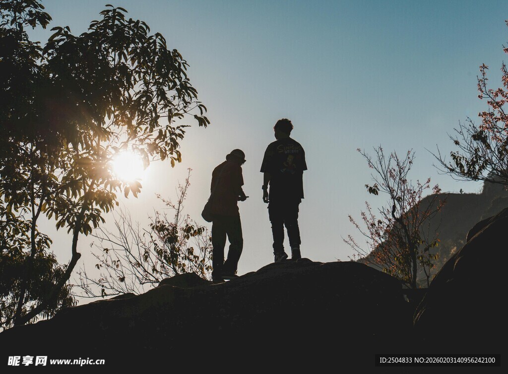山顶上的两人剪影