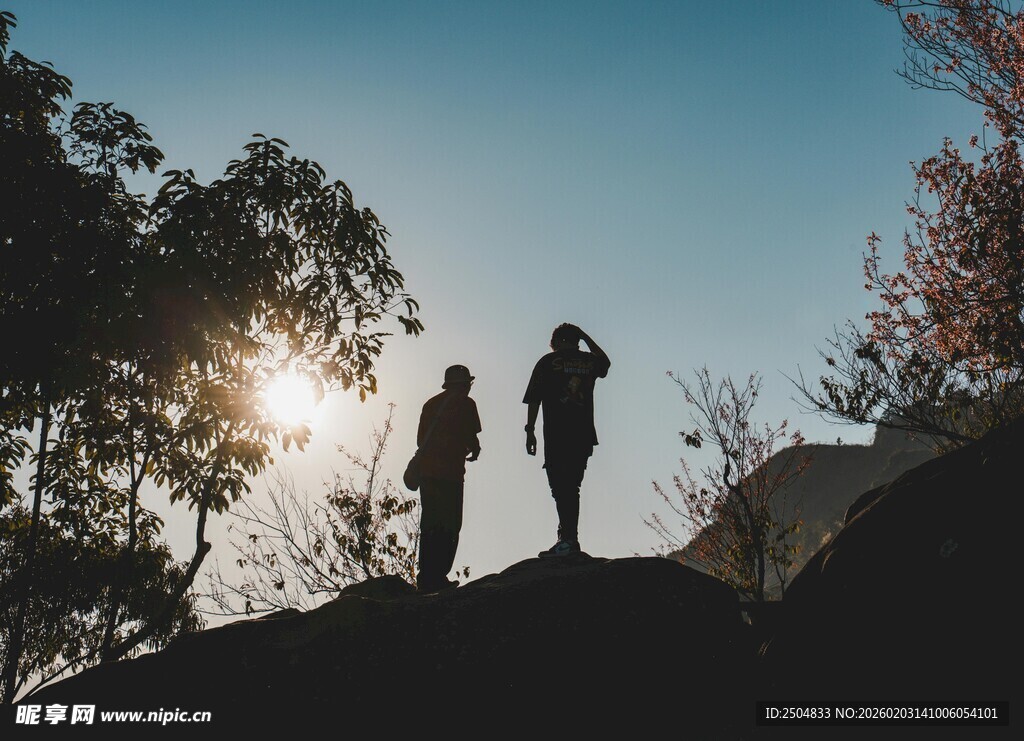 两人山顶赏景剪影