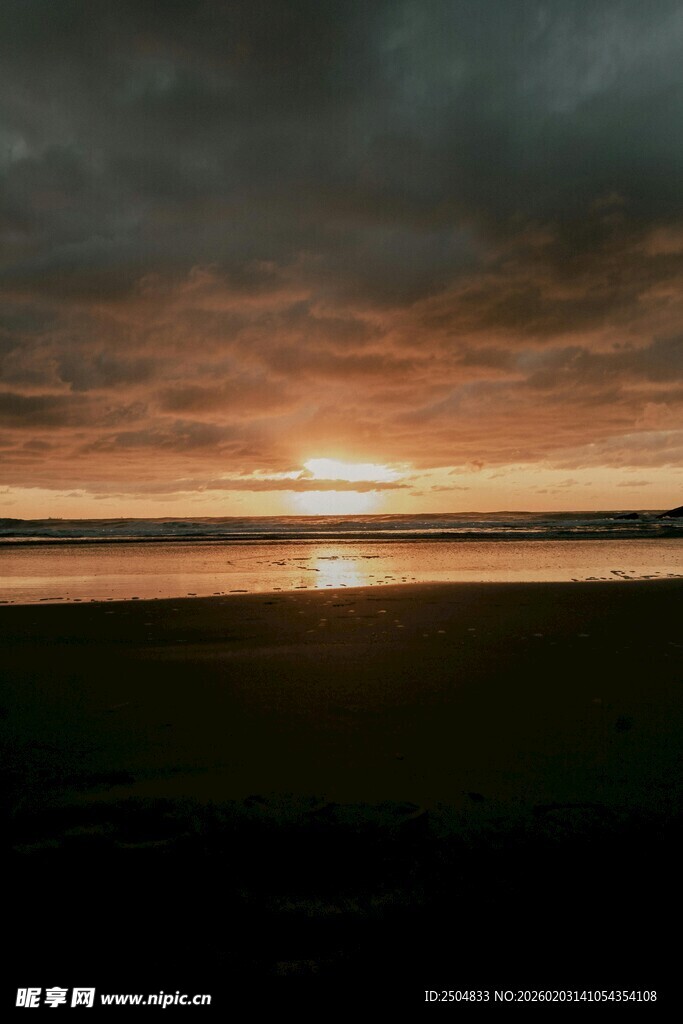 日落时分的海边壮丽景象