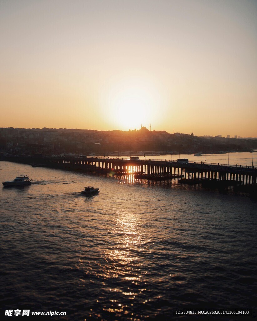 夕阳下的海面与停泊船只