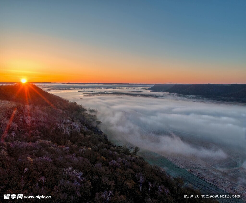 日出云海间的壮丽山景