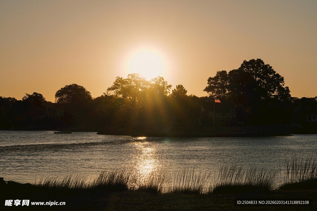 夕阳下的宁静湖畔风光