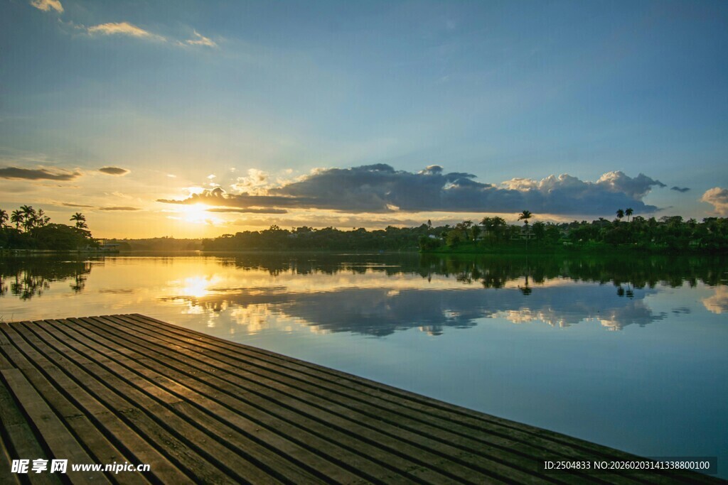 湖畔日落美景 宁静木栈道