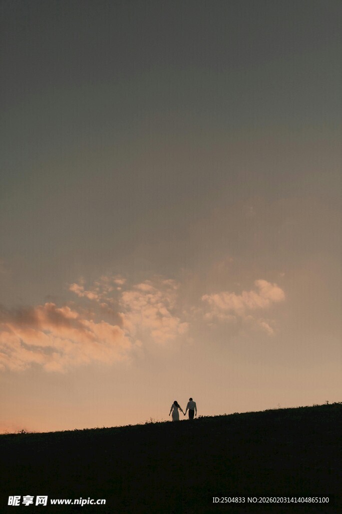 黄昏下的两人剪影