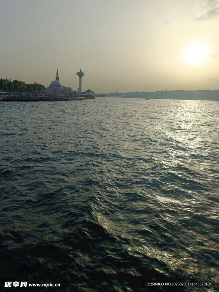 海上日落时的城市远景