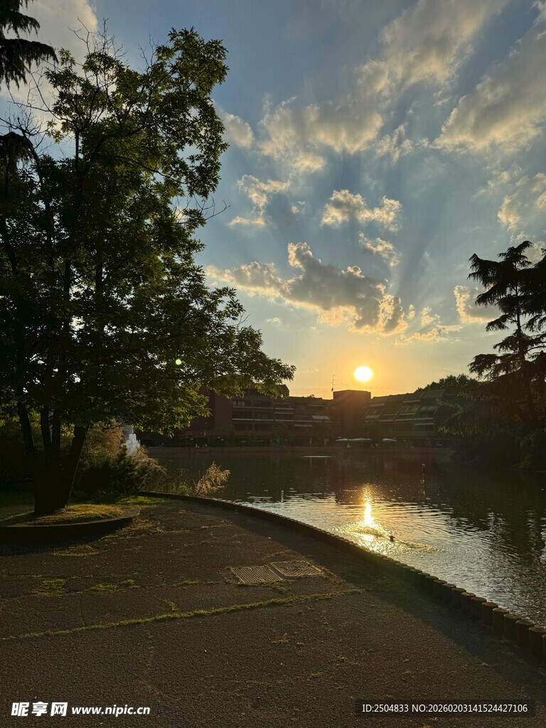 河畔夕阳美景