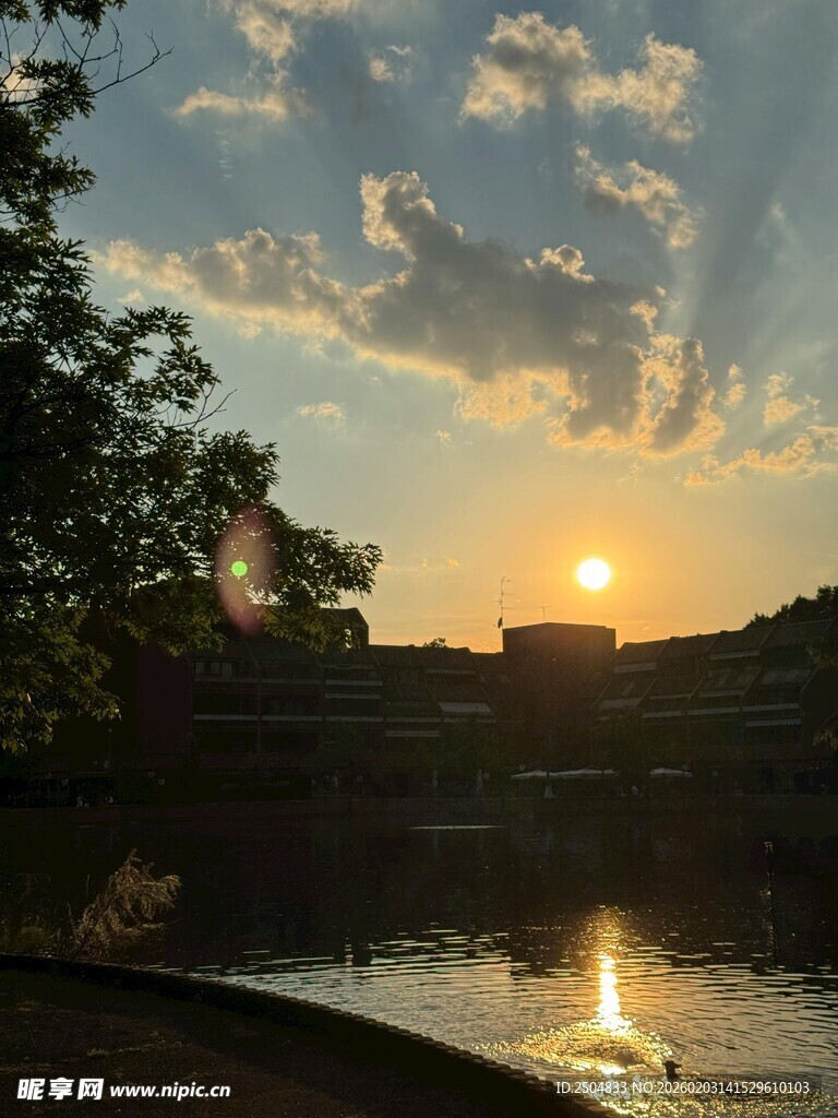 湖畔夕阳美景
