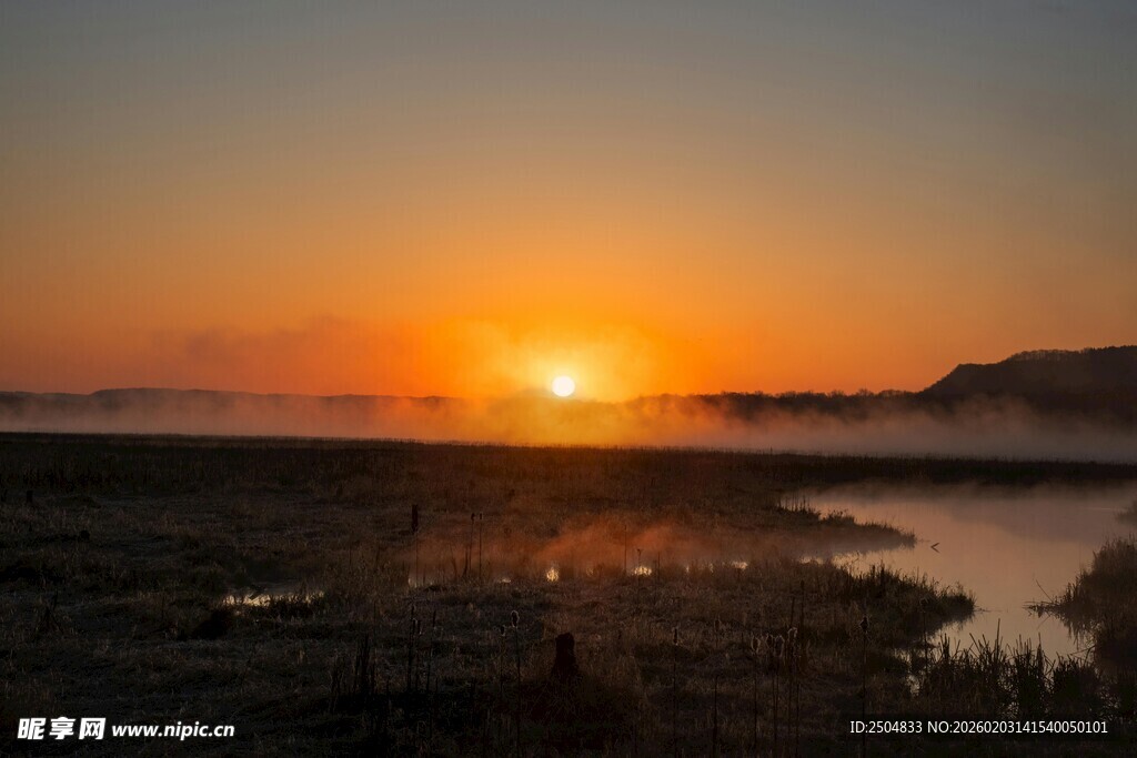 日落时分的静谧水边景色