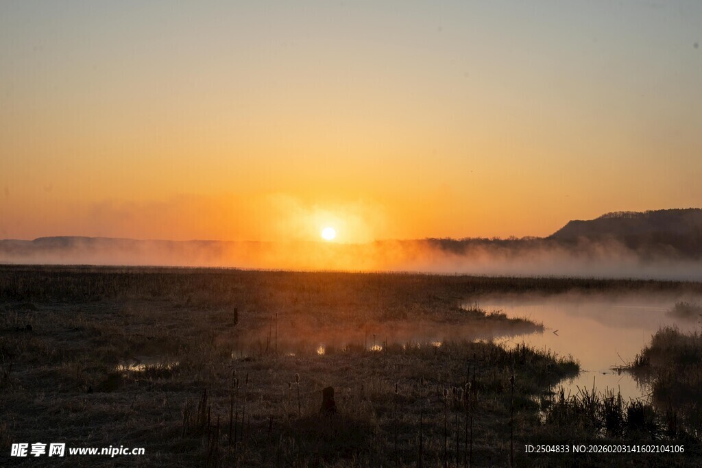 日出时分的湖畔美丽景致
