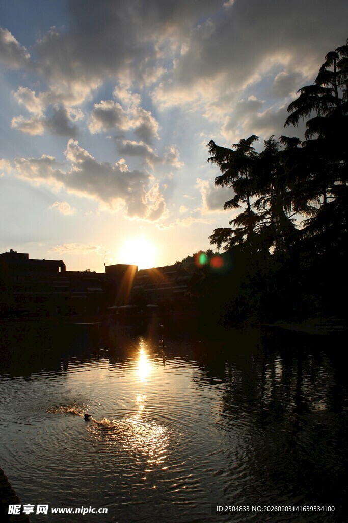 湖畔日落美景