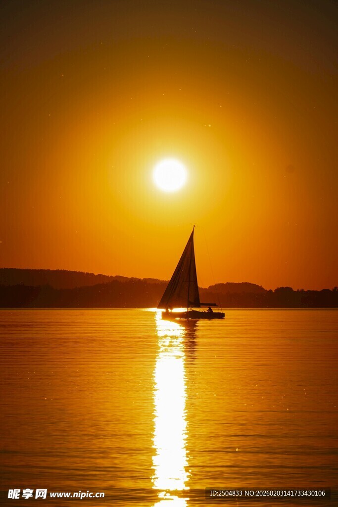 夕阳下的海上帆船