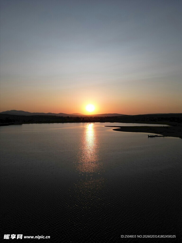 日落时分的静谧湖面