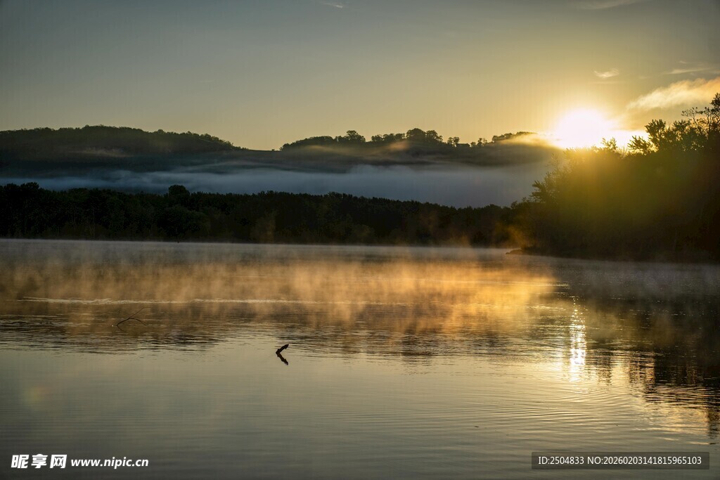 湖畔日出美景