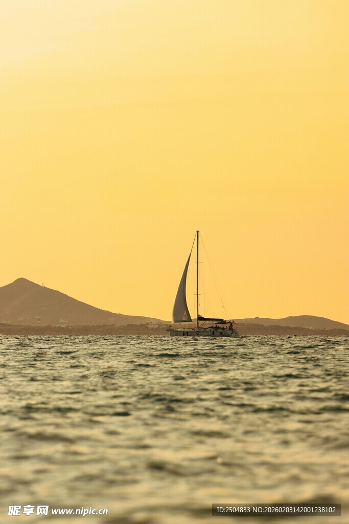 夕阳下的海上帆船
