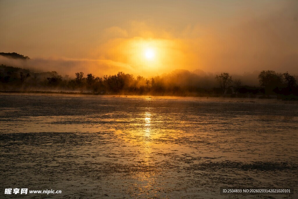 夕阳下的波光粼粼水面