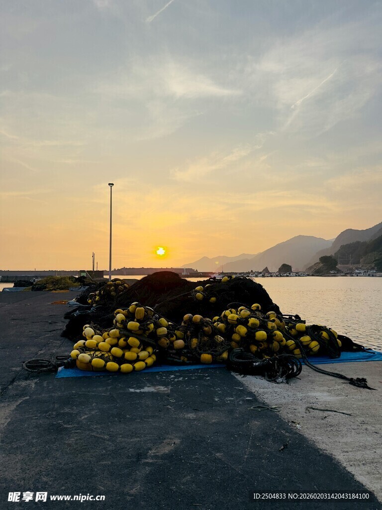 夕阳下码头的黄色货物堆