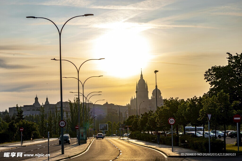 城市黄昏街道美丽景象