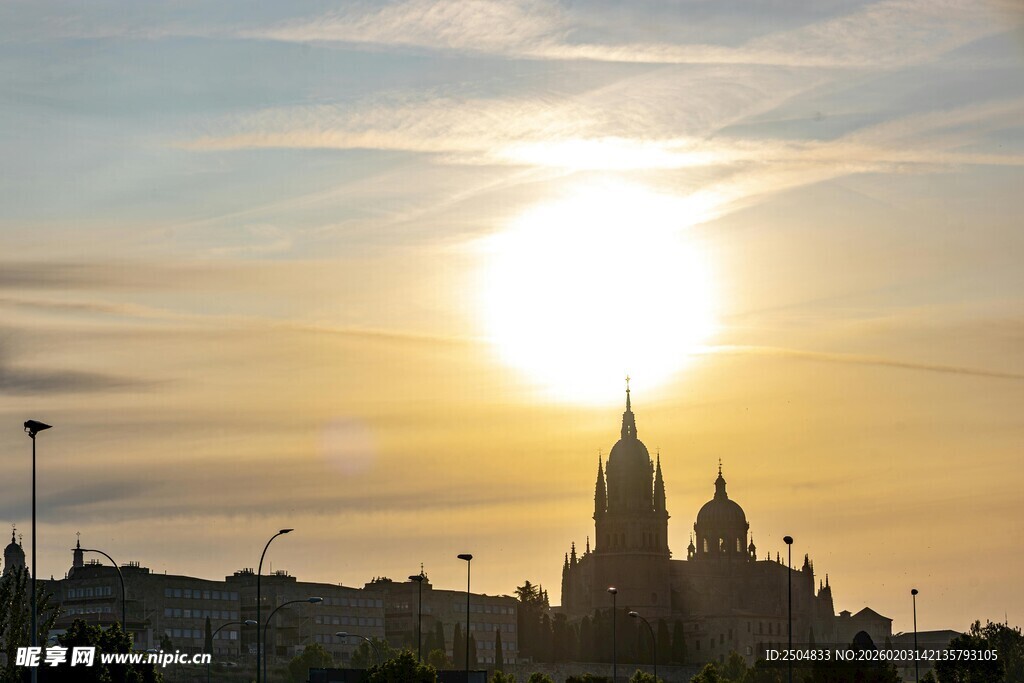 夕阳下的城市建筑景观
