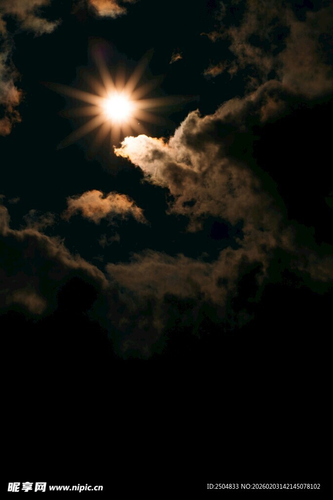 夜空中闪耀的月光与云朵