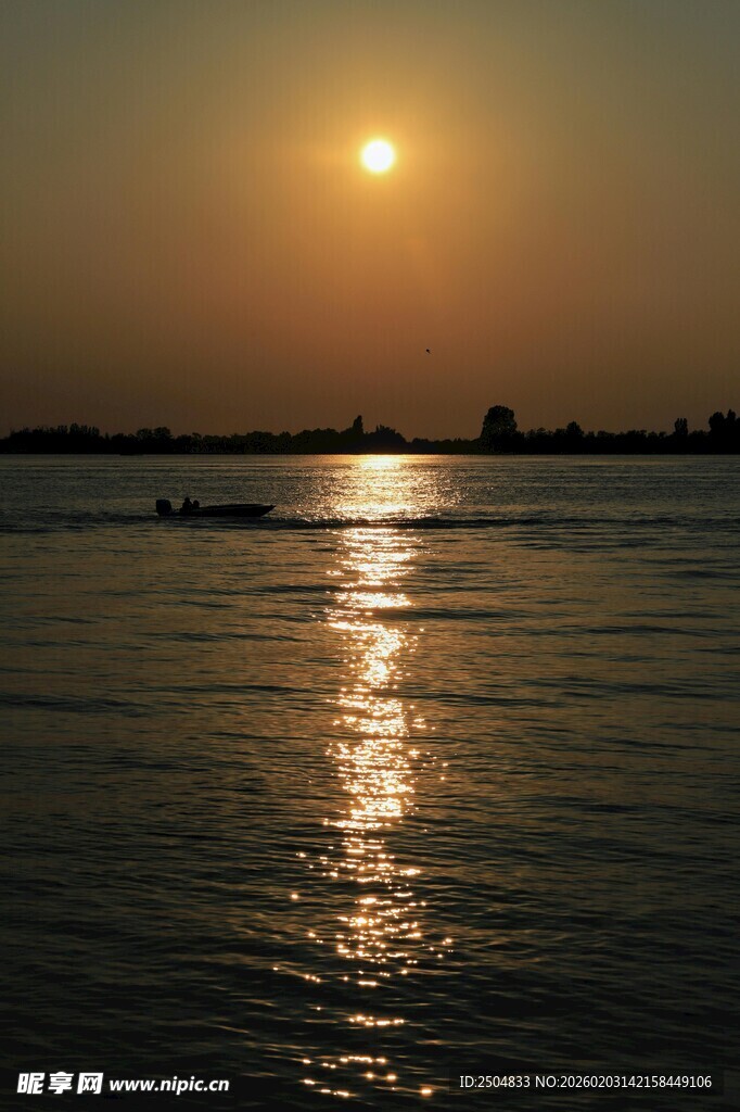 夕阳下的宁静水面