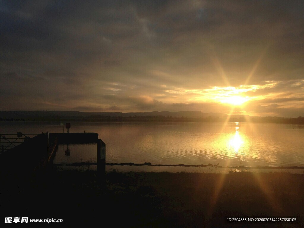 湖畔日落美景