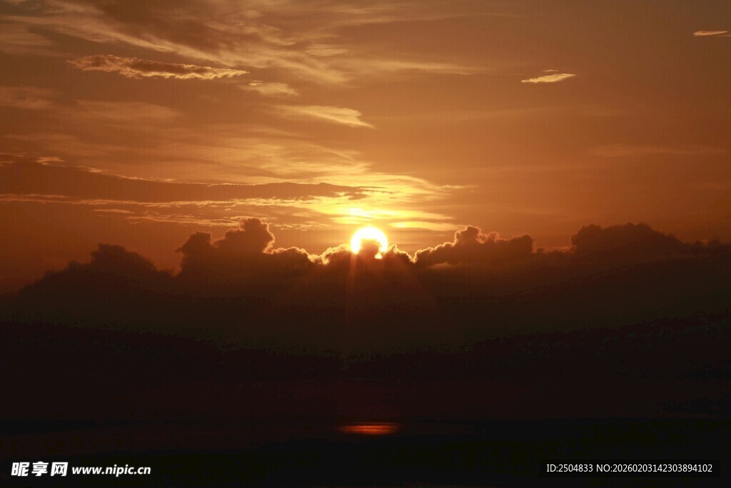 夕阳下的城市天际线美景