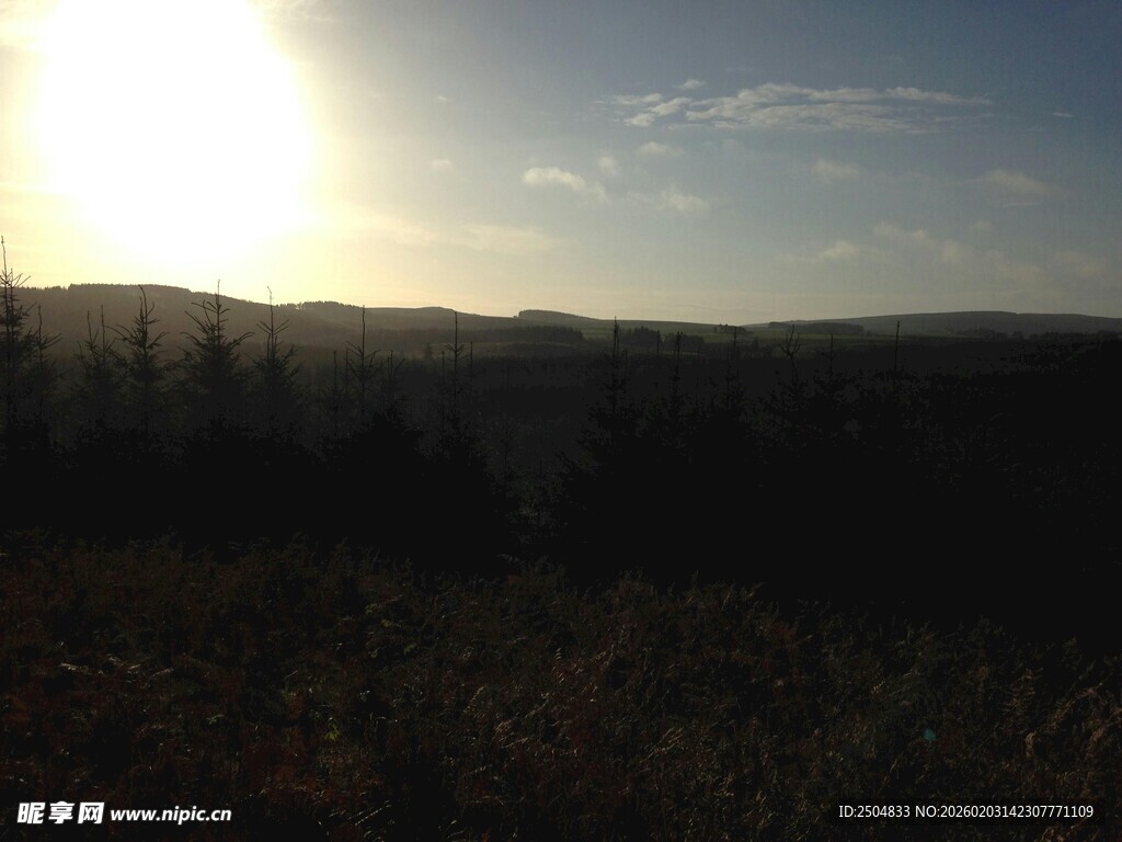 日落时分的开阔山野景色