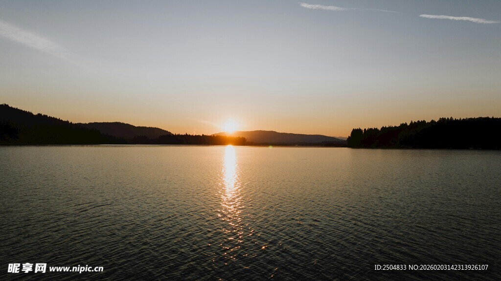 湖畔日落美景