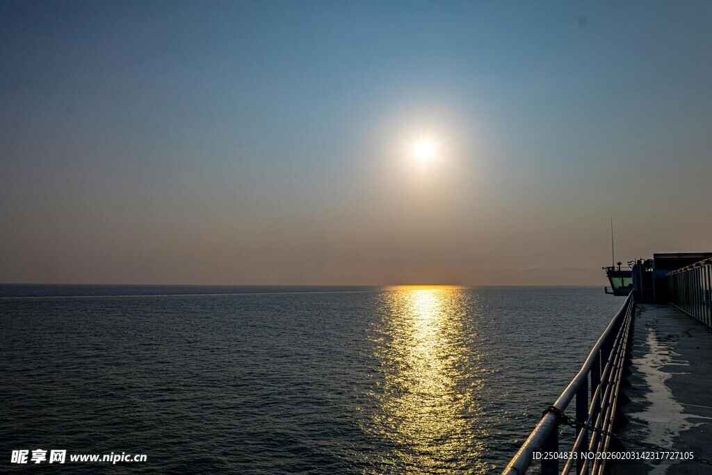海边日落时的美丽景致