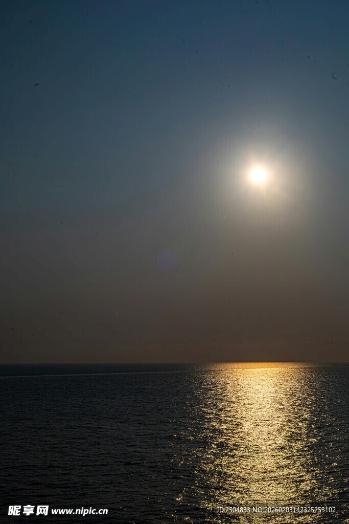 海上明月夜 波光粼粼景