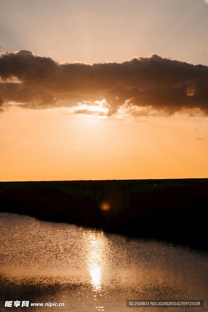 夕阳下的水面美景