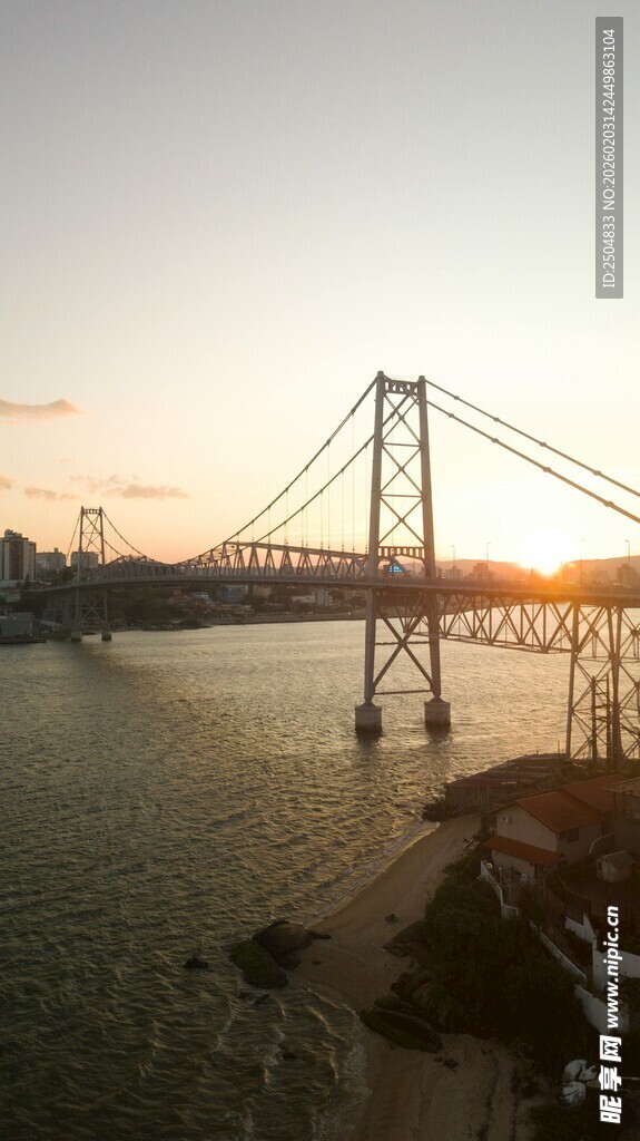 夕阳下的跨海大桥美景