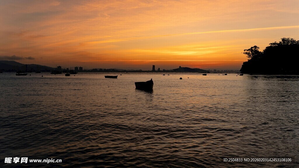 海上日落美景 船只点缀